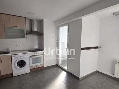 Piso en alquiler en Zaragoza, con 2 dormitorios, baño, plaza de garaje y balcón