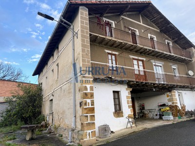 Caserio en venta en Mungia, con 6 dormitorios, 2 baños, trastero, 2 balcones y terreno