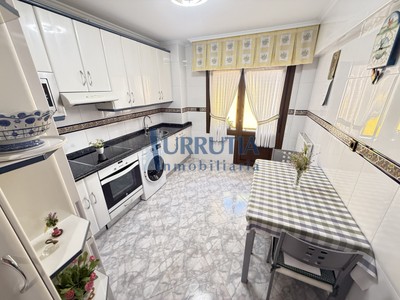 Piso en venta en Derio, con 3 dormitorios, 2 baños, plaza de garaje, trastero, balcón y terraza