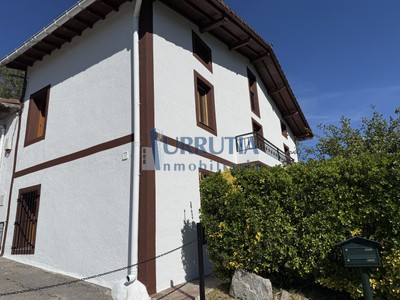 Caserío en venta en Arrieta, con 8 dormitorios, 3 baños, trastero, 2 balcones, 2 terrazas y terreno