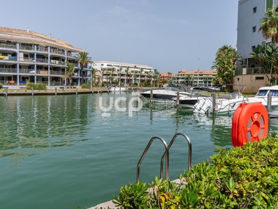 Apartamento en venta en Sotogrande, con 2 dormitorios, 2 baños, plaza de garaje y trastero