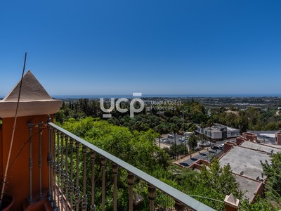 Duplex en venta en Casares Costa, Benahavis, con 3 dormitorios, 3 baños, plaza de garaje y trastero