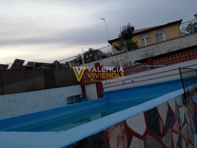 Chalet en venta en Cheste, Circuito Cheste, con 4 dormitorios, baño, plaza de garaje, trastero, terraza y terreno