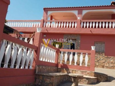Chalet en venta en Montroy, con 4 dormitorios, 2 baños y 2 terrazas