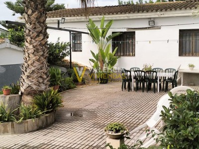 Chalet en venta en Chiva, Urbanizacion Calicanto, con 4 dormitorios, baño, 2 plazas de garaje, trastero y terreno