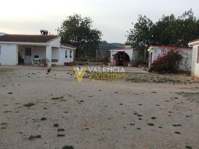 Chalet en venta en Buñol, con 4 dormitorios, 2 baños, 3 plazas de garaje, trastero, terraza y terreno