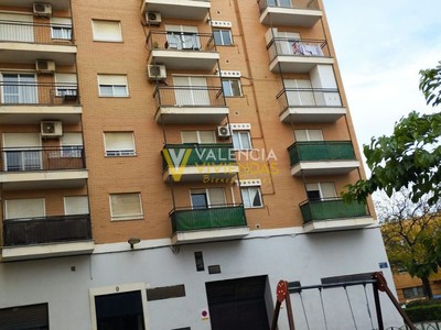 Piso en venta en Valencia, Benicalap, con 3 dormitorios, baño, plaza de garaje y balcón