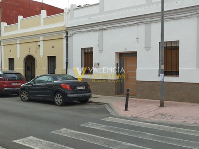 Casa en venta en Valencia, Burjassot, con 4 dormitorios, baño, 2 aseos, 2 terrazas y terreno