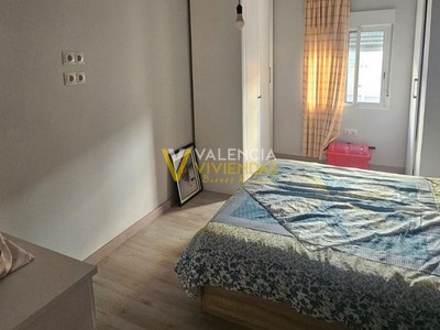 Piso en venta en Valencia, Ciudad Fallera, con 3 dormitorios, baño y balcón