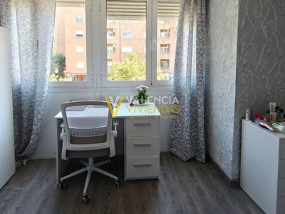 Piso en venta en Xirivella, con 5 dormitorios y 2 baños