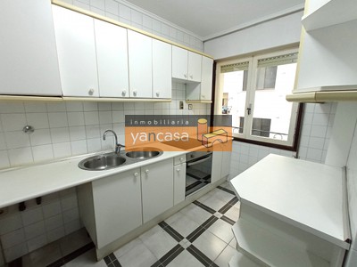 Piso en venta en Bilbao, Santutxu, con 3 dormitorios, baño y terraza