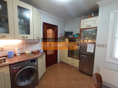 Piso en venta en Bilbao, Santutxu, con 3 dormitorios, 2 baños, plaza de garaje, balcón y terraza