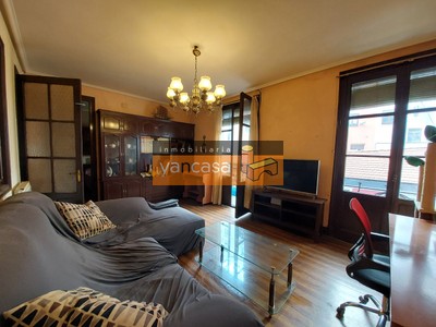 Piso en venta en Bilbao, Casco Viejo, con 3 dormitorios, baño y balcón