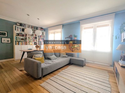 Piso en venta en Bilbao, Casco Viejo, con 3 dormitorios, 2 baños, trastero y 2 balcones