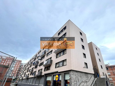 Piso en venta en Bilbao, Santutxu, con 2 dormitorios y baño