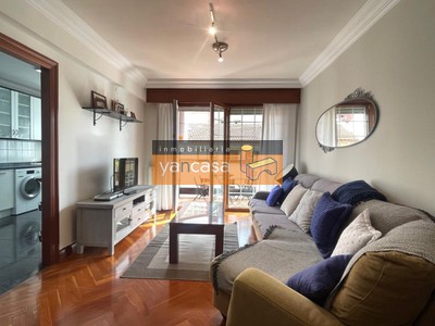 Piso en venta en Bilbao, Santutxu, con 3 dormitorios, 2 baños y terraza