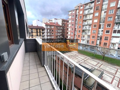 Piso en venta en Bilbao, Santutxu, con 2 dormitorios, baño y balcón