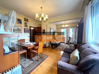 Piso en venta en Bilbao, Solokoetxe, con 3 dormitorios, baño, aseo, 1979 plazas de garaje, trastero y terraza