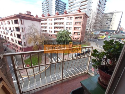 Piso en venta en Bilbao, Santutxu, con 4 dormitorios, 2 baños, aseo, plaza de garaje, trastero y 2 terrazas