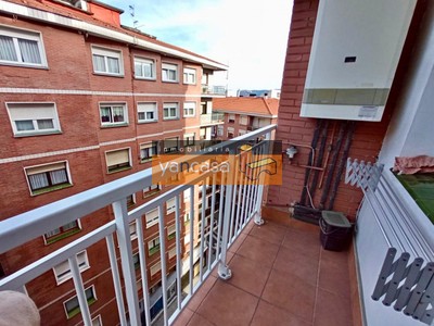 Piso en venta en Bilbao, Santutxu, con 3 dormitorios, baño, trastero y balcón