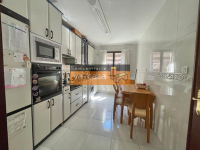 Piso en venta en Bilbao, Santutxu, con 3 dormitorios, baño y terraza