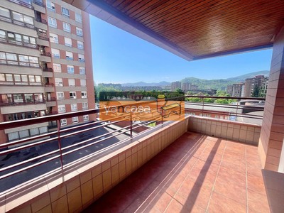 Piso en venta en Bilbao, Txurdinaga, con 3 dormitorios, 2 baños, plaza de garaje, trastero, balcón y terraza