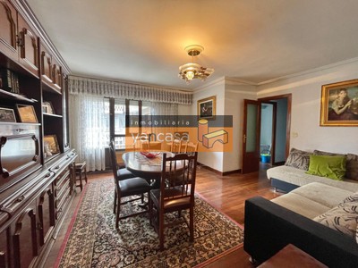 Piso en venta en Bilbao, Santutxu, con 4 dormitorios, 2 baños, plaza de garaje y terraza