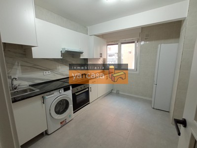 Piso en venta en Bilbao, Santutxu, con 3 dormitorios, baño y terraza