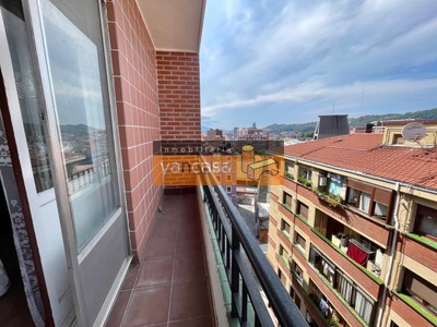 Piso en venta en Bilbao, Santutxu, con 3 dormitorios, baño y 2 balcones