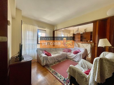Piso en venta en Bilbao, Santutxu, con 3 dormitorios, 2 baños y terraza