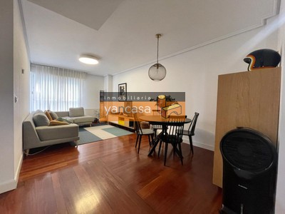 Piso en venta en Bilbao, Casco Viejo, con 2 dormitorios, 2 baños, plaza de garaje y trastero
