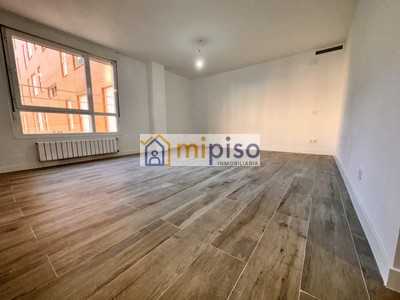 Piso en alquiler en Bercial, Getafe, con 3 dormitorios, 2 baños, 2 plazas de garaje y trastero