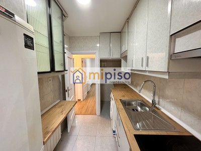 Piso en alquiler en Madrid, Almendrales, con 3 dormitorios y baño