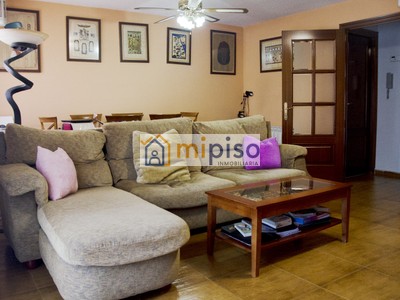 Chalet en venta en Getafe, Getafe Norte, con 3 dormitorios, 2 baños, aseo, 2 plazas de garaje, trastero y 2 terrazas