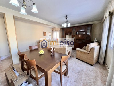 Piso en venta en Getafe, Juan De La Cierva, con 4 dormitorios, baño, aseo, balcón y terraza