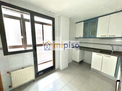 Piso en alquiler en Puente De Vallecas, con 3 dormitorios, 2 baños y terraza