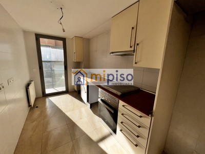 Piso en venta en Getafe, Los Molinos, con 3 dormitorios, 2 baños, 2 plazas de garaje, trastero y balcón