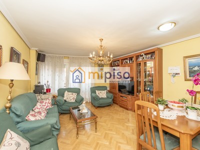 Piso en venta en Getafe, con 3 dormitorios, 2 baños, plaza de garaje y trastero