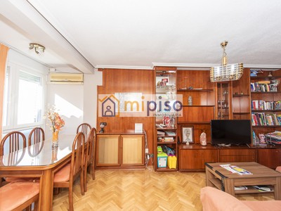Piso en venta en Getafe, con 3 dormitorios, baño, aseo y plaza de garaje