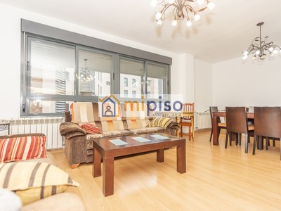 Piso en venta en Parla, Parla Centro, con 4 dormitorios, 2 baños y plaza de garaje