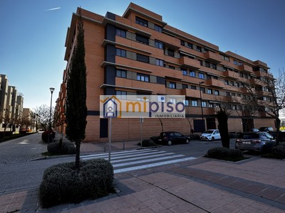 Piso en alquiler en Getafe, Los Molinos, con 2 dormitorios, baño, 2 plazas de garaje y terraza