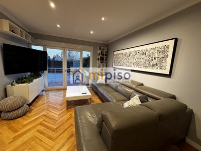 Chalet en venta en Madrid, Pozuelo De Alarcón, con 5 dormitorios y 3 baños