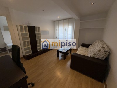 Piso en alquiler en Madrid, Lucero, con 2 dormitorios y baño