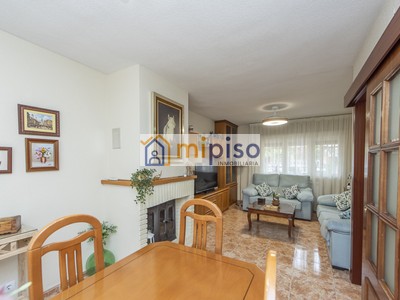 Chalet en venta en Getafe, Sector 3, con 4 dormitorios, 3 baños, plaza de garaje, trastero, balcón, 2 terrazas y terreno