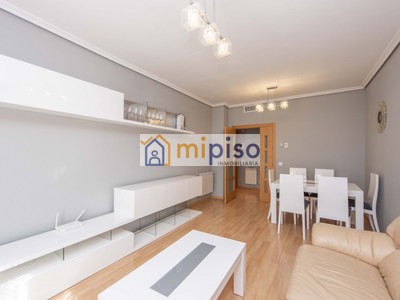 Piso en alquiler en Getafe, Los Molinos, con 3 dormitorios, 2 baños y 2 plazas de garaje