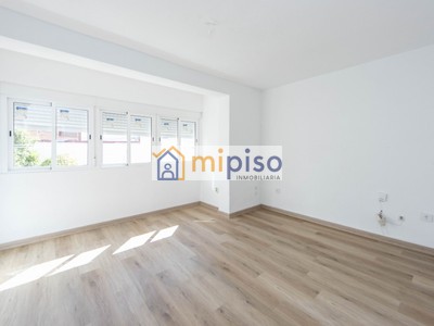 Piso en alquiler en Madrid, Villaverde Alto, con 3 dormitorios, baño y balcón