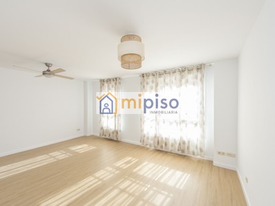 Piso en alquiler en Bercial, Getafe, con 3 dormitorios, 2 baños y plaza de garaje