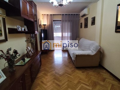 Piso en alquiler en Getafe, Juan De La Cierva, con 3 dormitorios, baño y terraza