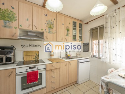 Chalet en venta en Getafe, Perales Del Rio, con 5 dormitorios, 2 baños, 2 plazas de garaje, trastero, balcón y terraza