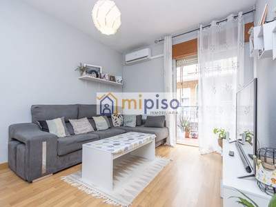 Piso en venta en Getafe, con 3 dormitorios, baño y terraza